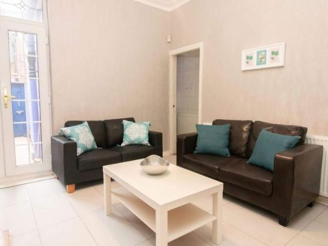 House for rent in Elm Park, Calderstones