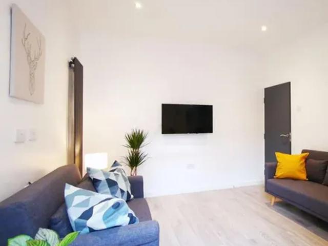 House for rent in Elm Park, Calderstones