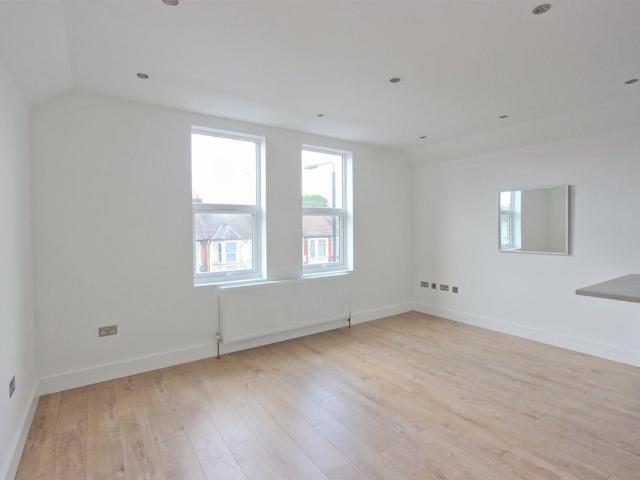 Apartment for rent in Plashet, Greater London