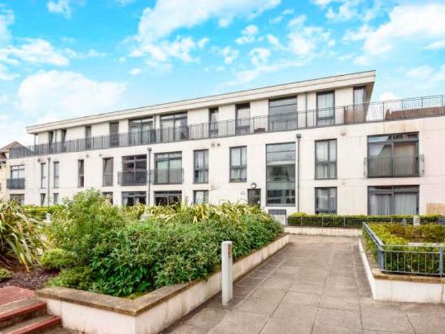 House for rent in Row Town, Surrey
