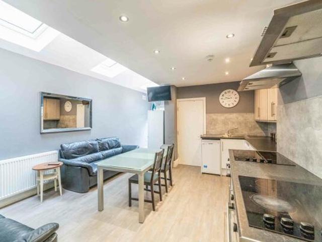 Room for rent in High Field, York