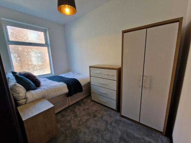 Room for rent in Guide Bridge, Greenheys