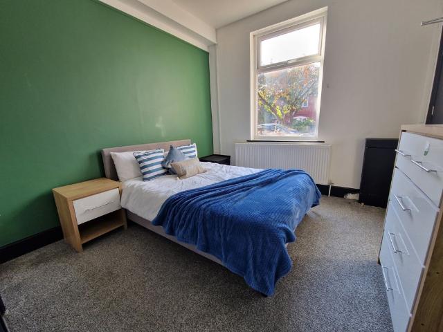 Room for rent in Guide Bridge, Greenheys