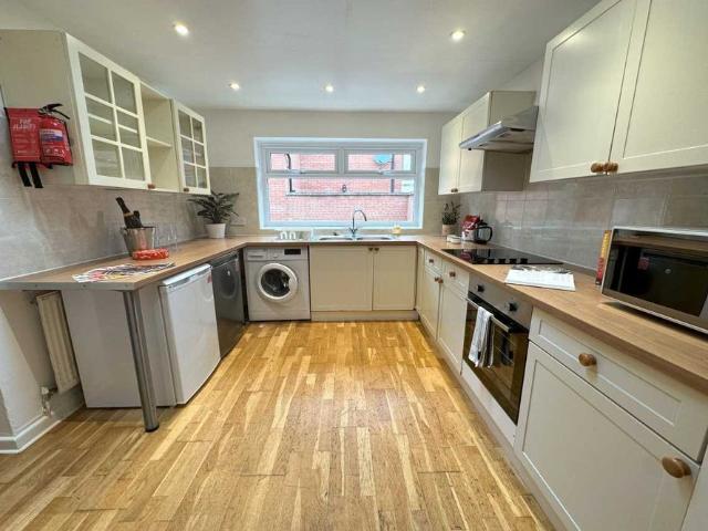 Room for rent in Golden Valley, Gloucestershire