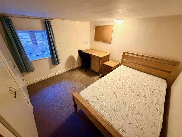 Room for rent in Ewens Farm, Golden Valley