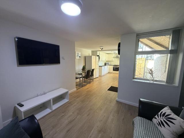 Room for rent in Kensington, Calderstones
