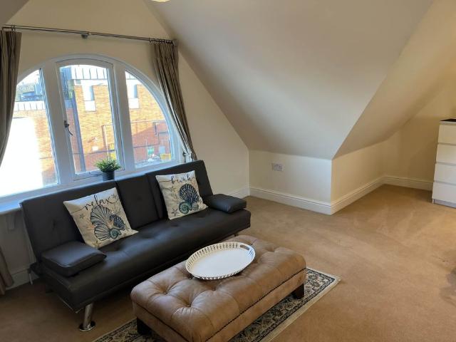 Room for rent in Holloway Hill, Waverley
