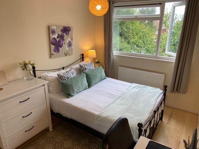 Room for rent in Westborough, Surrey