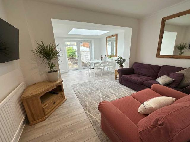 Room for rent in Ewens Farm, Golden Valley