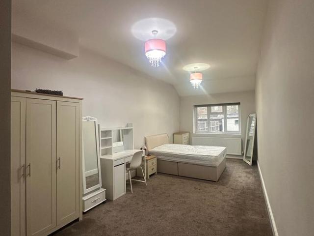 Room for rent in Seven Kings, Greater London
