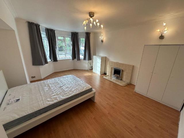 House for rent in London Borough of Ealing, Greater London