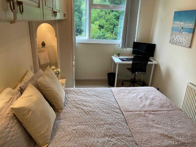 Room for rent in Westborough, Surrey