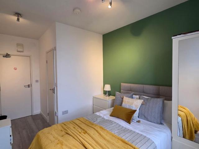 Room for rent in Hollins, Bury