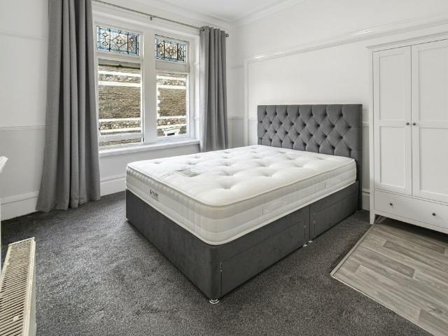 Room for rent in Falcon Lodge, Wales