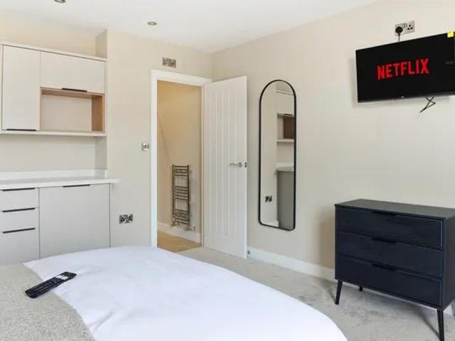 Studio for rent in Caldermill, East Midlands