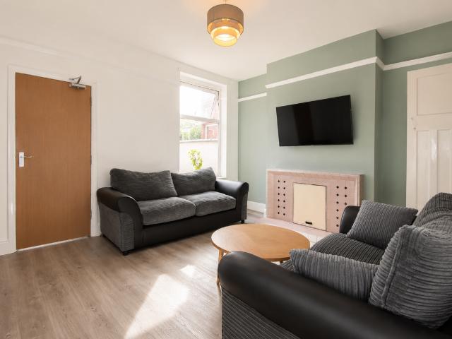 Room for rent in Ball Hill, West Midlands