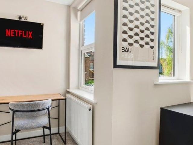 Studio for rent in Caldermill, East Midlands