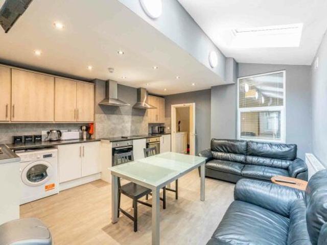 Room for rent in High Field, York