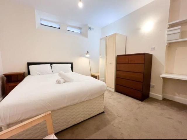 Room for rent in Hillside, Leith