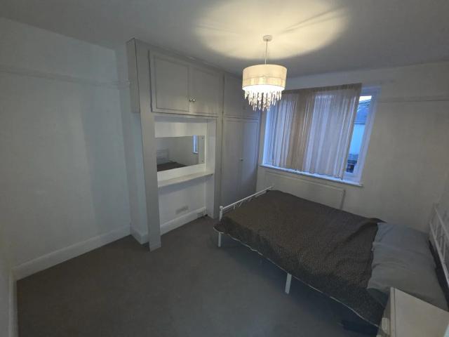 Room for rent in Newbury Park, Greater London