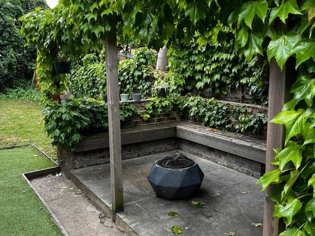 Room for rent in Summerstown, Greater London