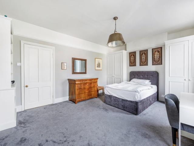 Room for rent in West Kensington, Greater London