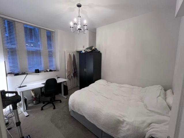 Room for rent in Brompton, Greater London