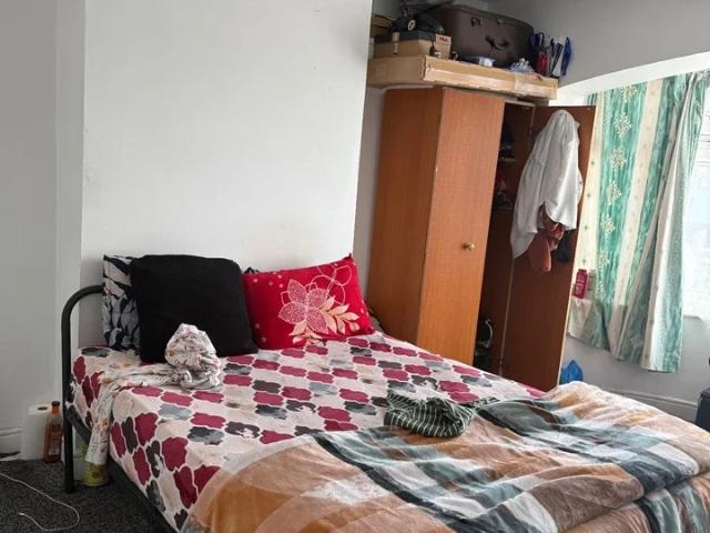 Room for rent in Loxford, Seven Kings