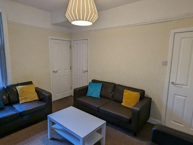 Room for rent in Roby Mill, Lancashire