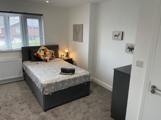 Room for rent in Kettlebrook, Staffordshire