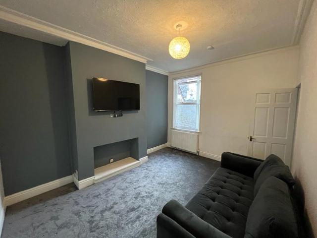 Room for rent in Stoneycroft, Calderstones
