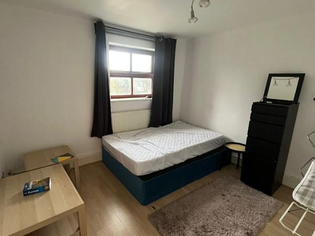 Room for rent in Hyde Park, West Yorkshire