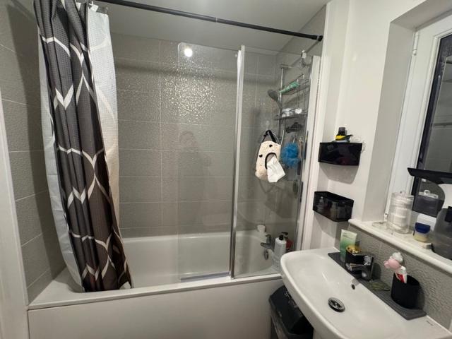 Room for rent in Maybury, Scotland