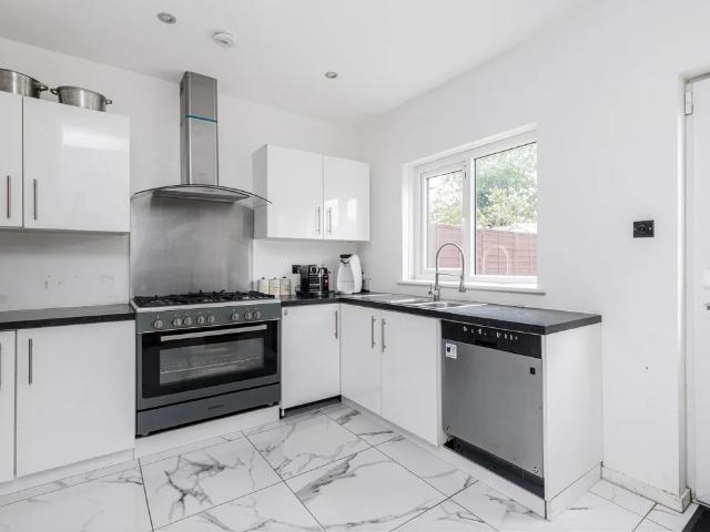 Room for rent in London Borough of Merton, Collier's Wood