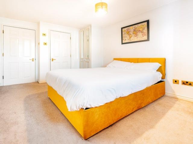 Room for rent in Boardwalk Place, Blackwall
