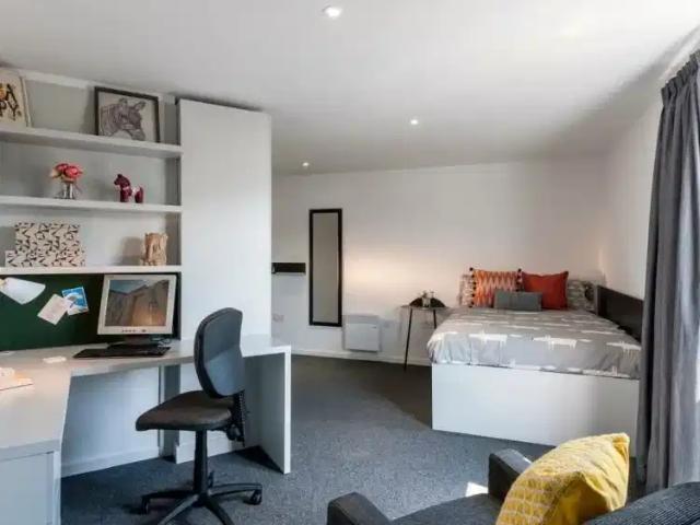 Room for rent in Hillside, Leith