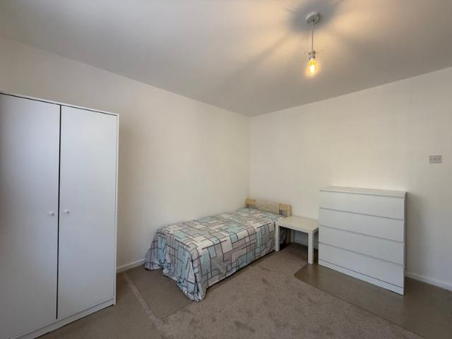 Room for rent in Bayonne Estate, Greater London