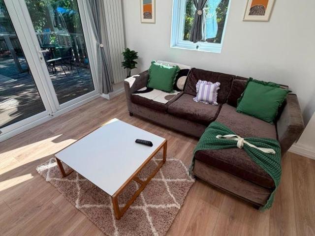 Room for rent in Chapel End, Highams Park