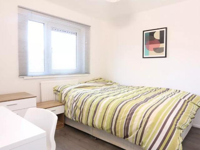 Room for rent in Poplar Grove, Greater London