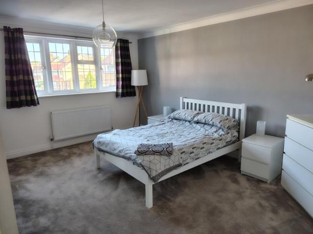 Room for rent in Summerstown, Greater London