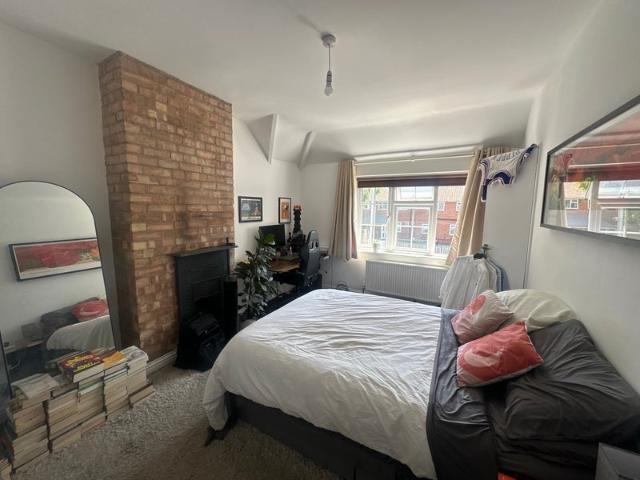 Room for rent in Summerstown, Greater London