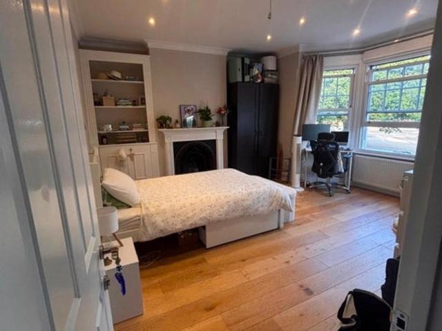 Room for rent in Summerstown, Greater London