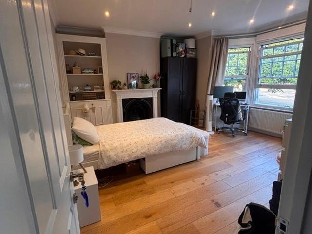 Room for rent in Summerstown, Greater London
