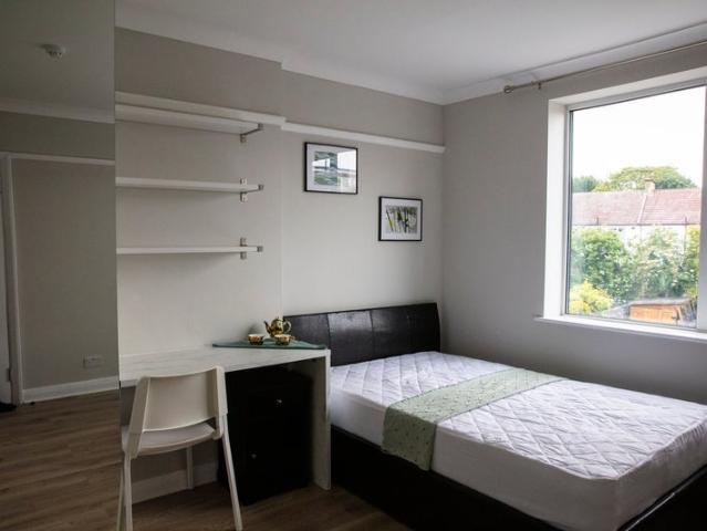 Room for rent in London Borough of Merton, Raynes Park
