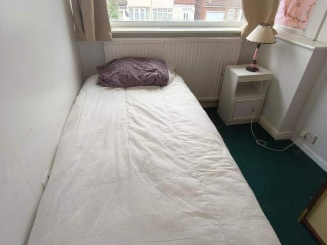Room for rent in Elm Park, Greater London