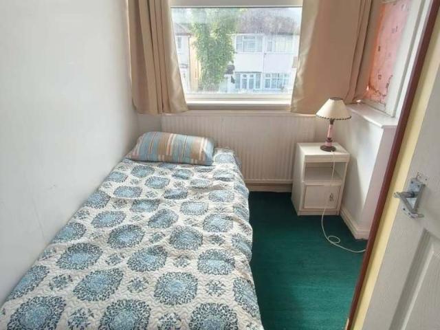 Room for rent in Elm Park, Greater London