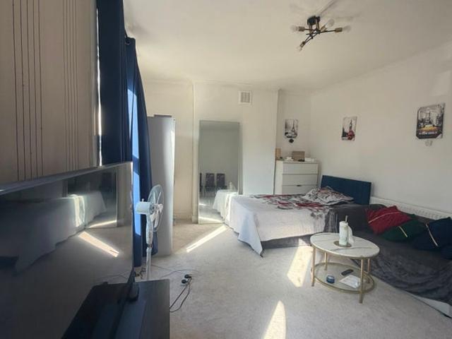 Room for rent in Cann Hall, Greater London
