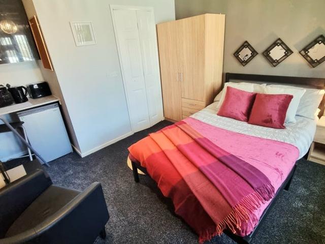 Room for rent in Moses Gate, Lee Bank