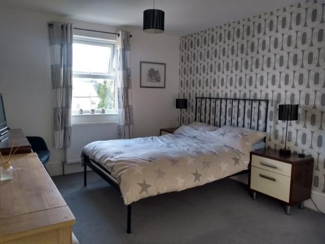 Room for rent in London Borough of Merton, Raynes Park
