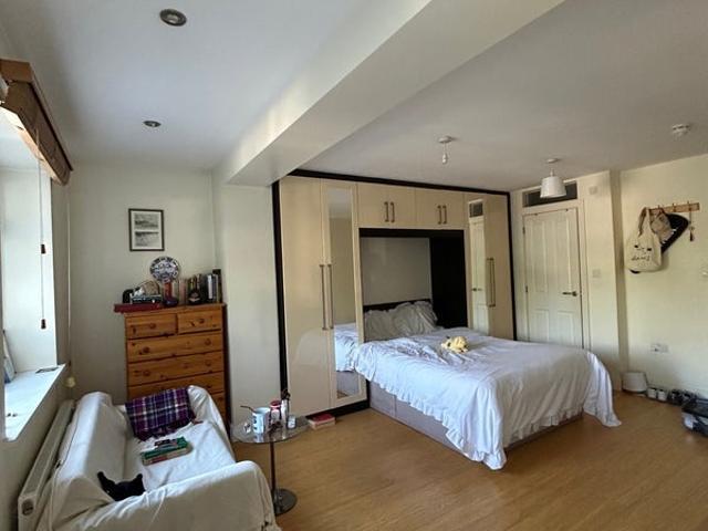Room for rent in London Borough of Hounslow, Strand